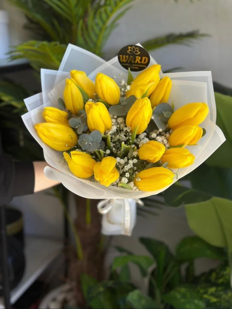 باقة توليب صفراء من Ward Floral Boutique